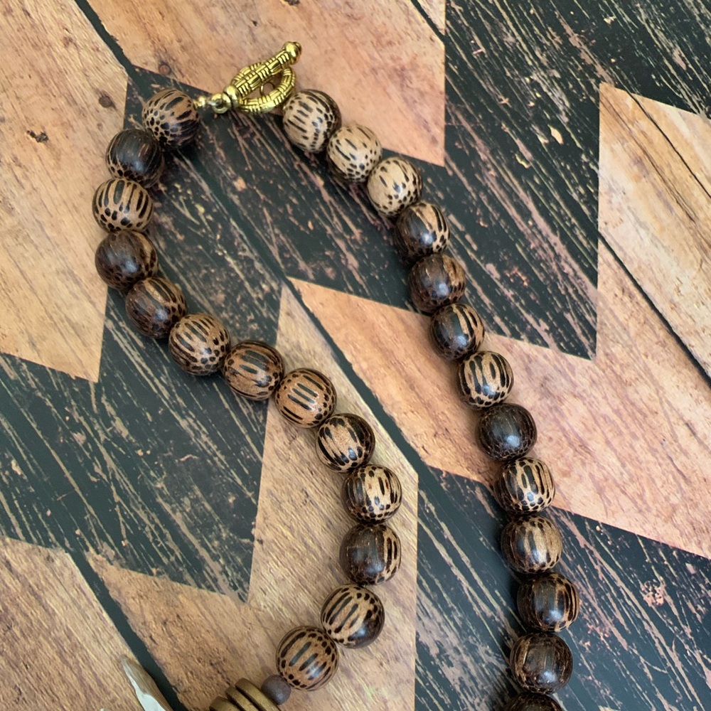 Neutral toned statement necklace - Picture 4 of 4